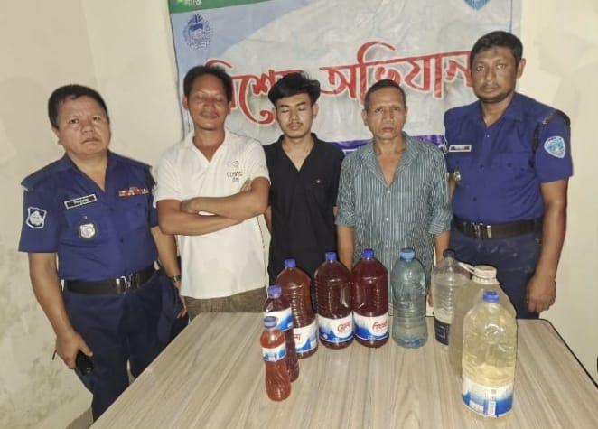 বান্দরবানের আলীকদমে সাড়ে ১৮ লিটার চোলাই মদসহ নারীসহ চারজন আটক